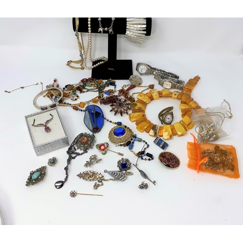 379 - A selection of costume jewellery