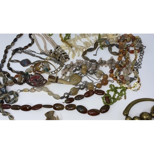 413 - A selection of costume jewellery