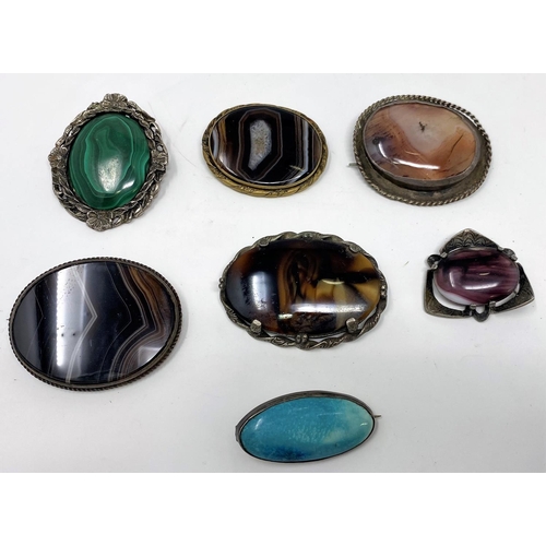 422 - A selection of various polished hardstone brooches