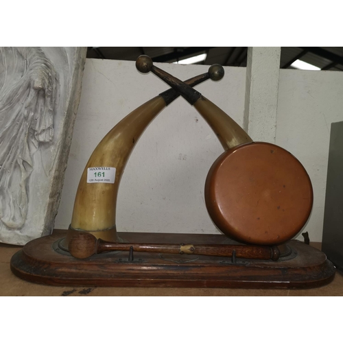 161 - A dinner gong formed from 2 horns on wooden plinth; a small turned mahogany plant stand