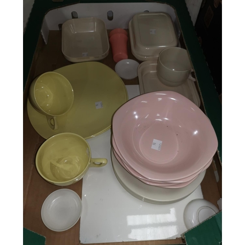 96 - A selection of various Bakelite dinner ware etc