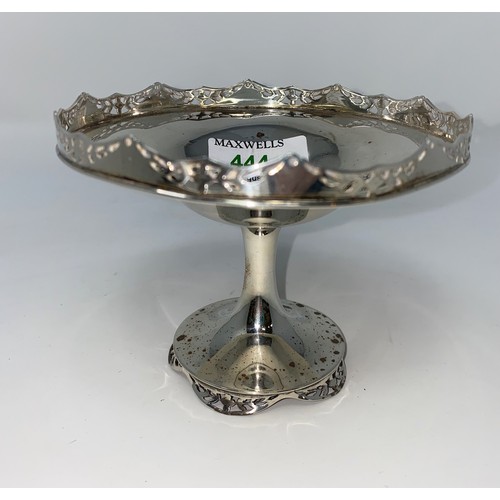 444 - A circular pedestal hall marked silver bonbon dish with pierced rim and foot Birmingham 1912 3.3oz (... 