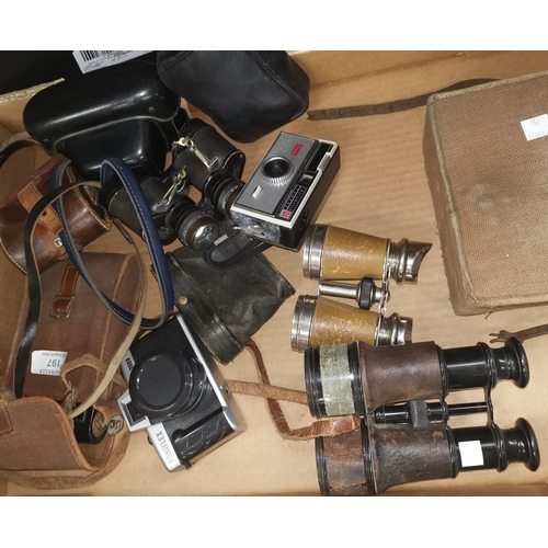 197 - A selection of vintage cameras and binoculars