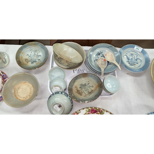 204 - TEK SING CARGO- 7 small blue and white dishes, 4 blue and white bowls and 6 plain small bowls, beari... 