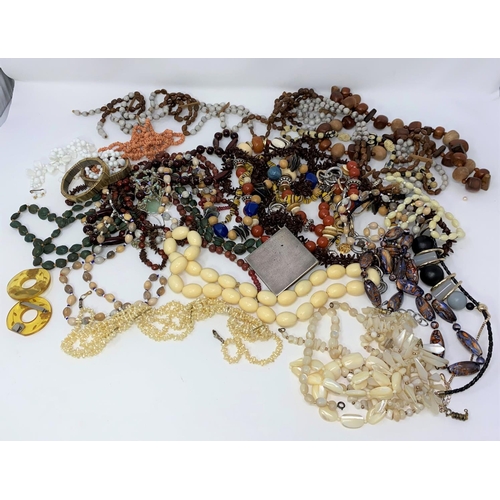 412 - A selection of costume jewellery