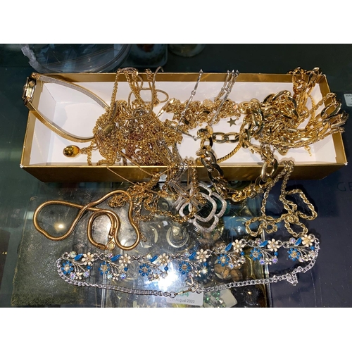 410 - A large selection of costume jewellery in jewellery roll