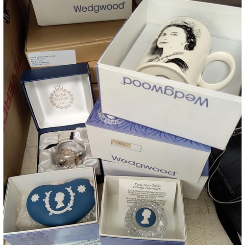 16 - A selection of Silver Jubilee collectable ceramics by Wedgwood, mostly boxed; plates; etc