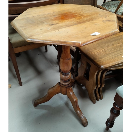 591 - A Victorian pedestal occasional table with octagonal top