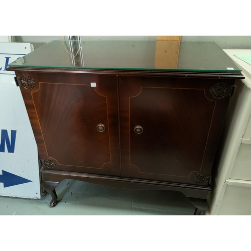 496B - A mahogany reproduction cocktail cabinet and a 1950's gilt drinks trolley