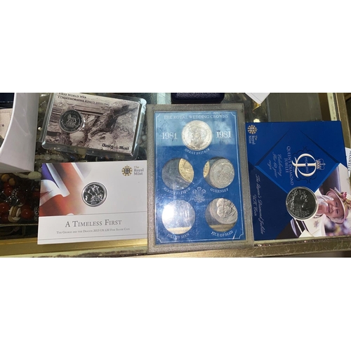 324 - A selection of commemorative coins; medallions; etc.; a large memorial of Princess Diana; 3 GB £20 s... 