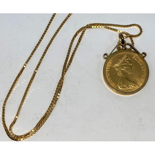 274 - A QEII sovereign 1973, in 9 carat hallmarked gold clip mount, on 9 carat hallmarked gold box chain, ... 