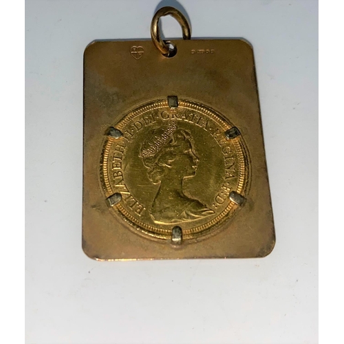 274a - A QEII sovereign, 1974 in 9 carat hallmarked gold rectangular mount, 13 gm gross