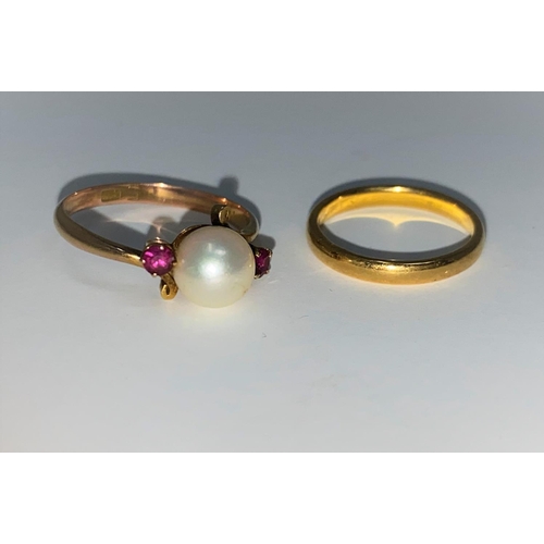 323 - A 22 carat hallmarked gold wedding ring, 2.5 gm; a pearl and ruby set ring, stamped '14k'