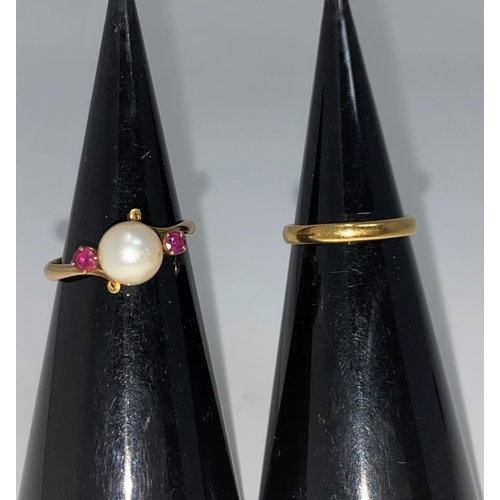 323 - A 22 carat hallmarked gold wedding ring, 2.5 gm; a pearl and ruby set ring, stamped '14k'