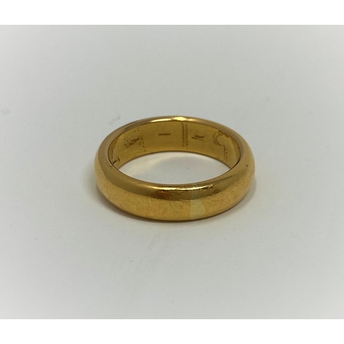 325 - A yellow metal 'D'  wedding ring, tests as 20+ cart, 6.4gm