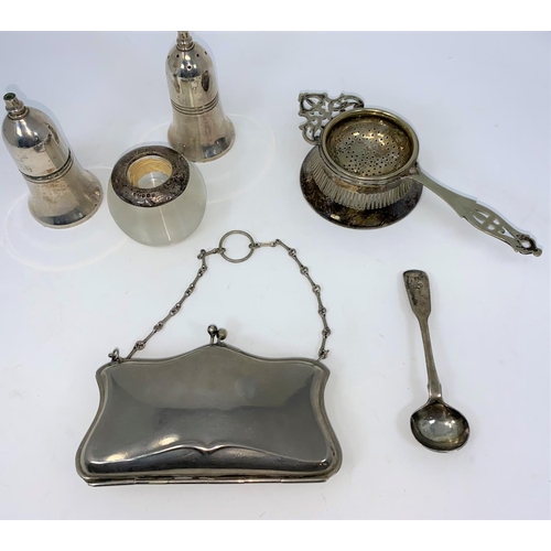 328 - A Georgian silver salt spoon; a silver top Vesta bottle; a silver plated evening purse etc