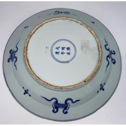 63 - A large 18th century Chinese bowl, possibly late Ming / Nankin Cargo, decorated in underglaze blue w... 