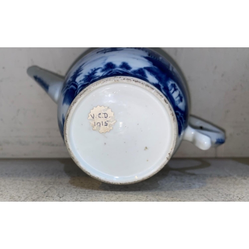 96 - An 18th century Chinese blue and white porcelain tea pot decorated with  boats on a river, 25.5cm (c... 