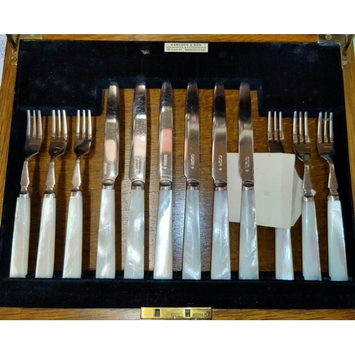 311 - A oak cased set of silver and mother of pearl dessert servers, Sheffield 1933