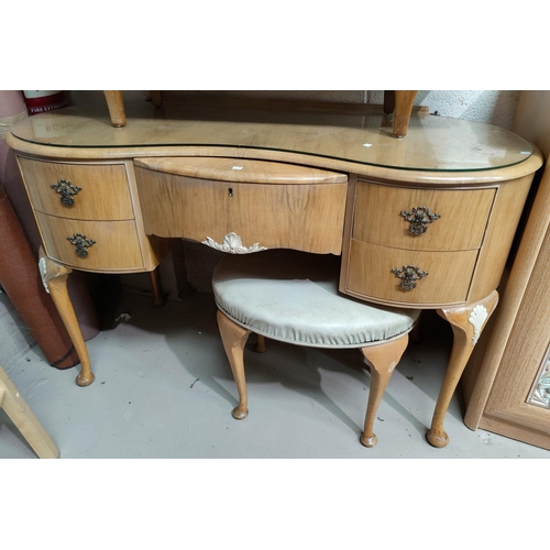 560A - A walnut dressing table / desk with 5 drawers (no mirror)