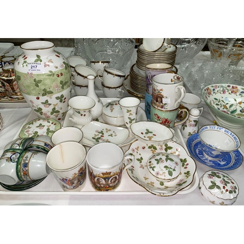 217 - A selection of Wedgwood Strawberry china: trinket boxes; vase; etc.; a selection of decorative china