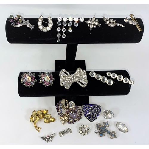 290 - A selection of diamante and similar vintage brooches etc