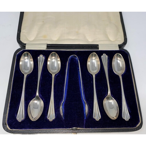 312 - A hallmarked silver set of 6 teaspoons with reeded terminals, and tongs, cased, Sheffield 1918, 3.5 ... 