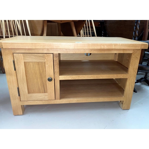 603 - A modern light oak TV stand/coffee table
91 cm wide x 42.5 cm deep x 50 cm height