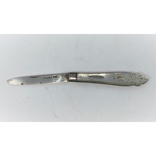 86A - A Victorian hallmarked silver and mother of pearl fruit knife, Sheffield 1877