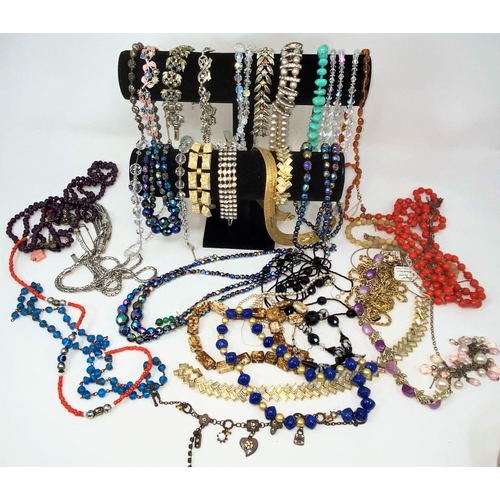 283 - A good selection of costume jewellery - necklaces