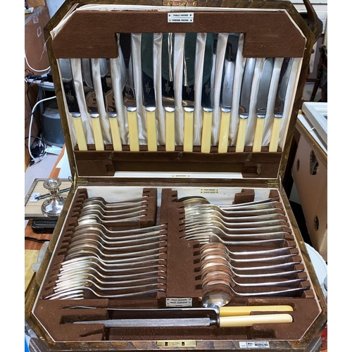 363 - A silver plated 6 setting canteen of cutlery in fitted oak box