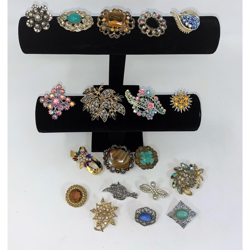 400 - A selection of costume brooches and jewellery etc