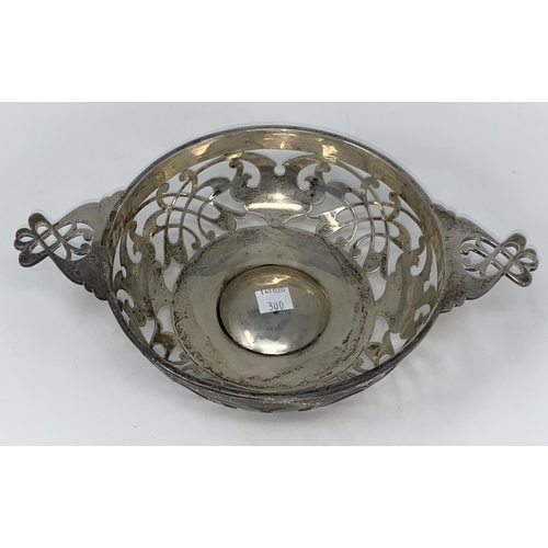 300 - A 2-handle hallmarked silver dish with pierced Art Nouveau style decoration, Sheffield 1914, 10.7oz
