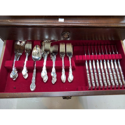 378a - A period style Oneida silver plated canteen of cutlery, approx. 12 setting, in 3 height mahogany tab... 