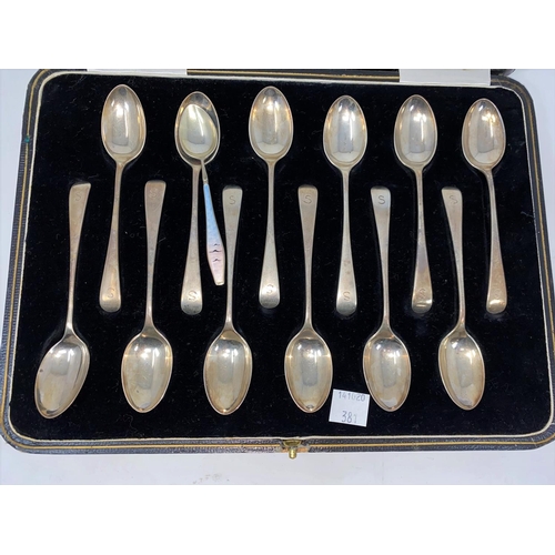381 - A set of hallmarked silver teaspoons, cased, Sheffield 1924