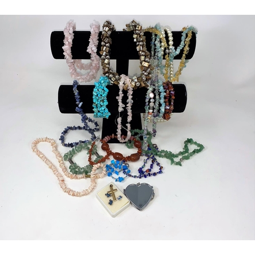 390 - A large selection of necklaces and bracelets, in natural stone; etc.