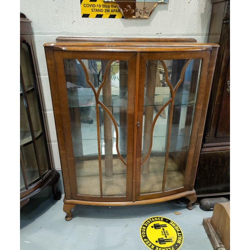 555 - A mahogany two door display cabinet with double shelves and a mirrored back.