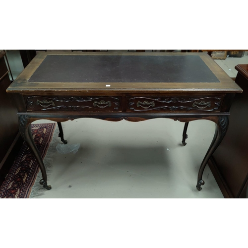 580 - An Edwardian mahogany writing table with inset leather effect top and 2 frieze drawers, on cabriole ... 