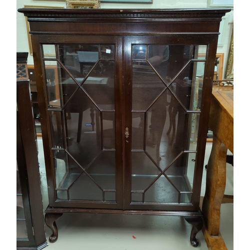 585 - A Georgian style mahogany china cabinet with 2 doors