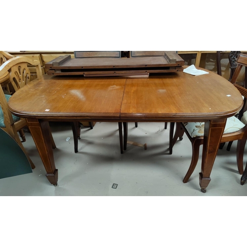 594a - An Edwardian inlaid mahogany wind out dining table, 'D' end with 2 spare leaves, on square tapering ... 