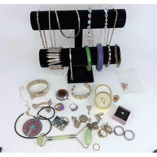 338 - A selection of silver and other costume jewellery