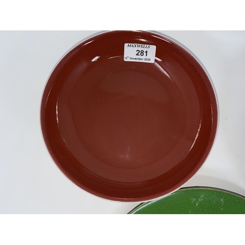 281 - A Chinese ceramic dish with red glaze, 6 character mark to base, 19cm; a Chinese green ceramic plate... 