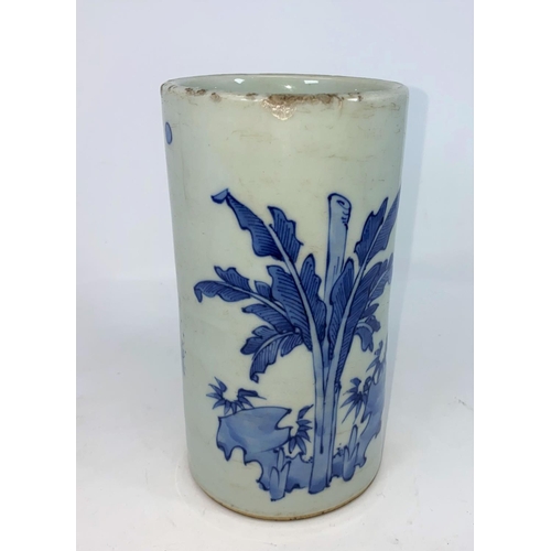 289 - A Chinese ceramic blue and white sleeve vase / brush pot decorated with scholars, height 18cm (chipp... 