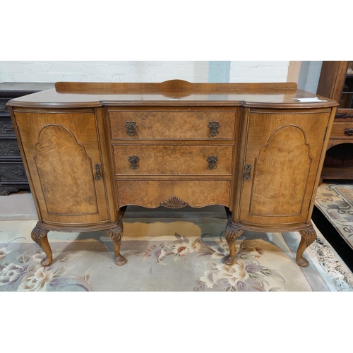 644 - A period style burr walnut dining suite, comprising: a large extending dining table, 6 chairs (5+1),... 