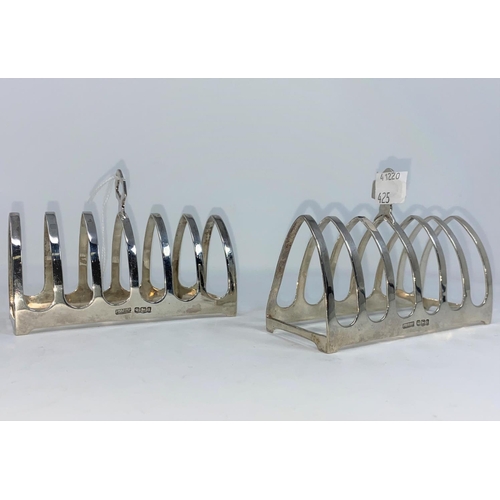 425 - A pair of arched hallmarked silver 6 division toast racks
Sheffield 1933 5 gm