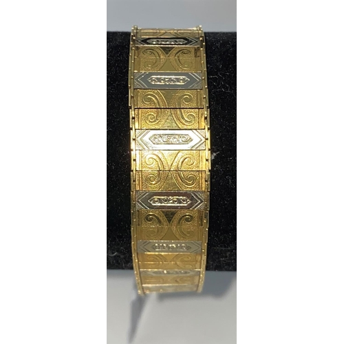 380 - A two tone yellow and white gold chased bracelet, stamped 18K G M, 18gm