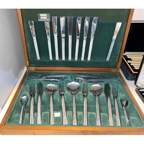 314a - A 1970's set of stainless steel bark effect cutlery by Viner's, boxed