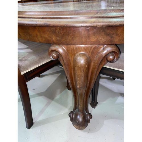 511 - A Victorian mahogany heavy wind-out dining table with oval top, on knurled feet and castors, length ... 