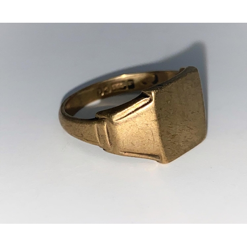 320 - A gent's 9 carat hallmarked gold signet ring, 6.1 g