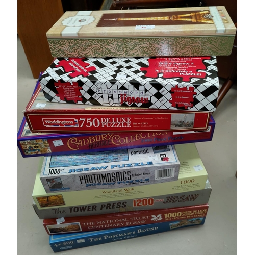 34 - A large quantity of jigsaw puzzles